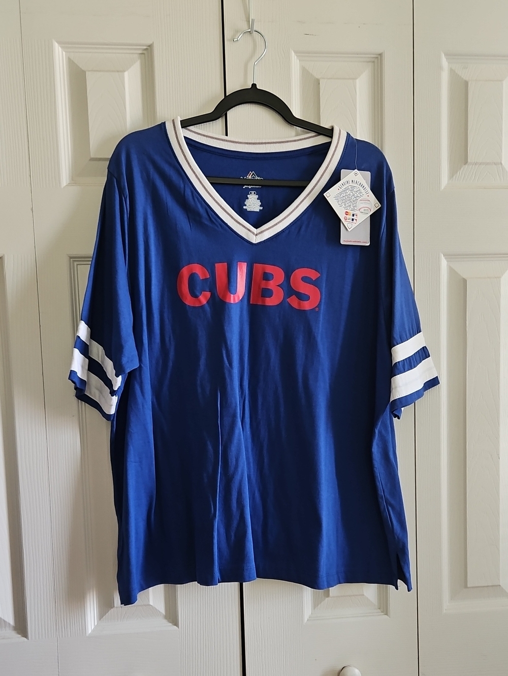 SALE! NWT Majestic Cubs Blue V-Neck Tee